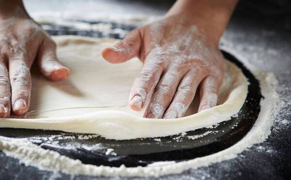 image?src=https%3A%2F%2Fimages.redgol.cl%2Fjpg%2Ffull%2FRDG_20240120_RDG_268545_como-hacer-masa-de-pizza-e1705785992331